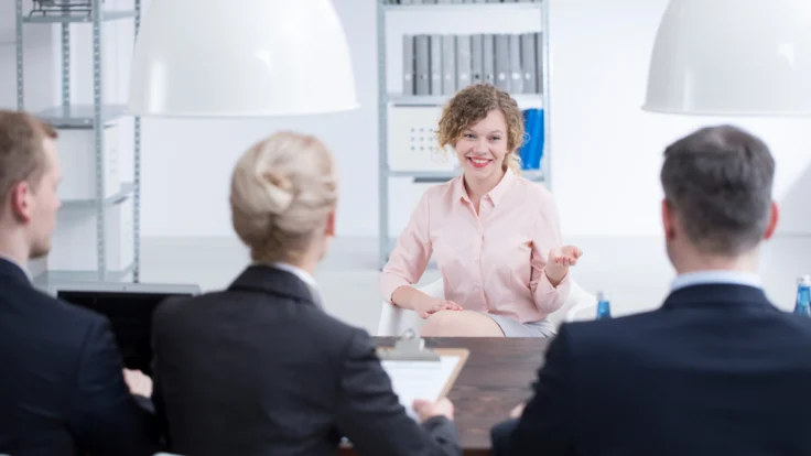 Bewerberin erklärt ihre Schwächen im Vorstellungsgespräch vor drei Recruitern.